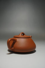Load image into Gallery viewer, Zhuni Shipiao Yixing Teapot 朱泥平盖石瓢 135ml