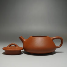 Load image into Gallery viewer, Zhuni Shipiao Yixing Teapot 朱泥平盖石瓢 135ml