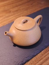 Load image into Gallery viewer, Huangjin Duan Pinggai Shipiao Yixing Teapot 黄金段平盖石瓢 155ml