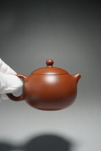 Load image into Gallery viewer, Fully Handmade Hongpilong Xishi teapot by Hu Haojie 全手工红皮龙西施胡浩杰制 135ml