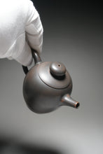 Load image into Gallery viewer, 135ml Julunzhu Nixing Teapot by Wu Sheng Sheng 吴盛胜坭兴巨轮珠壶