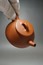 Load image into Gallery viewer, Zhuni Shipiao Yixing Teapot 朱泥平盖石瓢 135ml