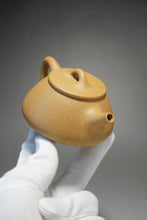 Load image into Gallery viewer, Huangjin Duan Pinggai Shipiao Yixing Teapot 黄金段平盖石瓢 155ml