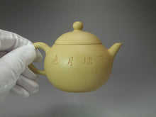 Load image into Gallery viewer, Demo Benshan Lüni Fat Pear Yixing Teapot with Carvings of Lotus Pond 本山绿泥刻绘荷塘月色壶 180ml