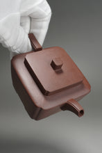 Load image into Gallery viewer, Lao Zini ChuanXiang Square Yixing Teapot 老紫泥鸣远传香 140ml