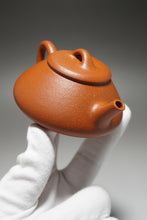 Load image into Gallery viewer, Fully Handmade Jiangponi Shipiao Yixing Teapot by Hu Manshan 全手工胡漫山降坡泥任瓢 140ml