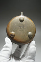 Load image into Gallery viewer, Wood Fired Huangjin Duan Shipiao Yixing Teapot 柴烧黄金段平盖石瓢 140ml