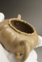 Load image into Gallery viewer, Fully Handmade Jiangpo-Qingni Jingwen Xiushi Yixing Teapot by Feng Tao 全手工冯涛青降坡泥筋纹器绣狮 140ml