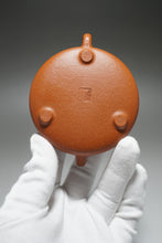 Load image into Gallery viewer, Fully Handmade Jiangponi Shipiao Yixing Teapot by Hu Manshan 全手工胡漫山降坡泥任瓢 140ml