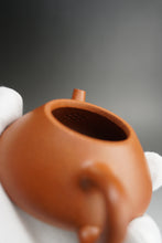 Load image into Gallery viewer, Fully Handmade Jiangponi Shipiao Yixing Teapot by Hu Manshan 全手工胡漫山降坡泥任瓢 140ml