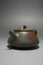 Load image into Gallery viewer, Wood Fired Huangjin Duan Shipiao Yixing Teapot 柴烧黄金段平盖石瓢 140ml