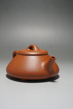 Load image into Gallery viewer, Fully Handmade Jiangponi Shipiao Yixing Teapot by Hu Manshan 全手工胡漫山降坡泥任瓢 140ml