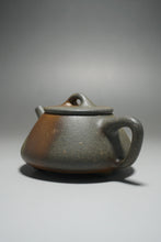 Load image into Gallery viewer, Wood Fired Huangjin Duan Shipiao Yixing Teapot 柴烧黄金段平盖石瓢 140ml