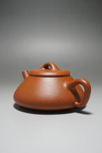 Load image into Gallery viewer, Fully Handmade Jiangponi Shipiao Yixing Teapot by Hu Manshan 全手工胡漫山降坡泥任瓢 140ml