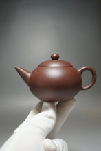 Load image into Gallery viewer, Lao Zini Yinchun Shuiping Yixing Teapot 老紫泥寅春水平 140ml