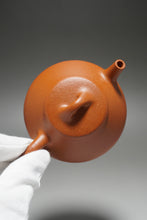 Load image into Gallery viewer, Fully Handmade Jiangponi Shipiao Yixing Teapot by Hu Manshan 全手工胡漫山降坡泥任瓢 140ml