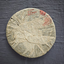 Load image into Gallery viewer, 2005 Spring Rongshi 戎氏 MENGKU BIG SNOWY MOUNTAIN Ancient Tree Raw Pu'er Tea Cake
