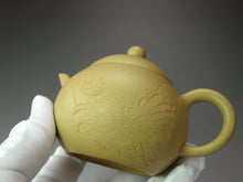 Load image into Gallery viewer, Demo Benshan Lüni Fat Pear Yixing Teapot with Carvings of Lotus Pond 本山绿泥刻绘荷塘月色壶 180ml