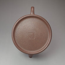 Load image into Gallery viewer, Fully Handmade Lao Duanni Limao Yixing Teapot by Hu Manshan 胡漫山全手工老段泥笠帽 150ml