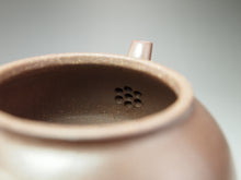 Load image into Gallery viewer, Fully Handmade Lao Duanni Limao Yixing Teapot by Hu Manshan 胡漫山全手工老段泥笠帽 150ml