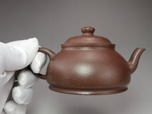 Load image into Gallery viewer, Fully Handmade Lao Duanni Limao Yixing Teapot by Hu Manshan 胡漫山全手工老段泥笠帽 150ml