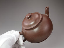 Load image into Gallery viewer, Fully Handmade Lao Duanni Limao Yixing Teapot by Hu Manshan 胡漫山全手工老段泥笠帽 150ml