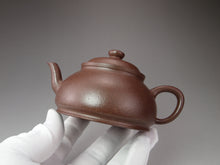 Load image into Gallery viewer, Fully Handmade Lao Duanni Limao Yixing Teapot by Hu Manshan 胡漫山全手工老段泥笠帽 150ml