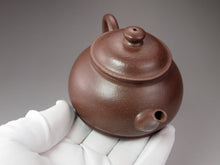 Load image into Gallery viewer, Fully Handmade Lao Duanni Limao Yixing Teapot by Hu Manshan 胡漫山全手工老段泥笠帽 150ml