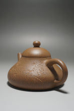 Load image into Gallery viewer, Lao Duanni Hulupiao yixing Teapot with Carvings 老段泥匏瓜带刻绘 150ml