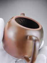 Load image into Gallery viewer, 150ml Nixing 'Little Kettle' Teapot with Yaobian by Li Wenxin 李文新阴阳秦权