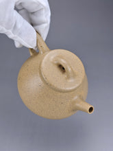 Load image into Gallery viewer, Fully Handmade Benshan Duanni Shipiao with Carving By Hu Haojie 胡浩杰全手工本山段泥平盖石瓢 150ml