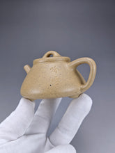 Load image into Gallery viewer, Fully Handmade Benshan Duanni Shipiao with Carving By Hu Haojie 胡浩杰全手工本山段泥平盖石瓢 150ml