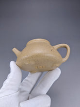 Load image into Gallery viewer, Fully Handmade Benshan Duanni Shipiao with Carving By Hu Haojie 胡浩杰全手工本山段泥平盖石瓢 150ml