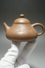 Load image into Gallery viewer, Lao Duanni Hulupiao yixing Teapot with Carvings 老段泥匏瓜带刻绘 150ml