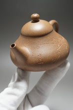 Load image into Gallery viewer, Lao Duanni Hulupiao yixing Teapot with Carvings 老段泥匏瓜带刻绘 150ml