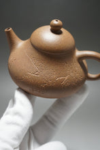 Load image into Gallery viewer, Lao Duanni Hulupiao yixing Teapot with Carvings 老段泥匏瓜带刻绘 150ml