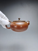 Load image into Gallery viewer, 150ml Flattop Nixing Teapot with Yaobian by Li Wenxin 李文新阴阳扁壶