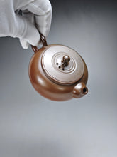 Load image into Gallery viewer, 150ml Flattop Nixing Teapot with Yaobian by Li Wenxin 李文新阴阳扁壶