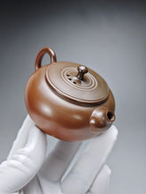 Load image into Gallery viewer, 150ml Flattop Nixing Teapot with Yaobian by Li Wenxin 李文新阴阳扁壶