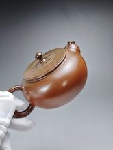 Load image into Gallery viewer, 150ml Flattop Nixing Teapot with Yaobian by Li Wenxin 李文新阴阳扁壶
