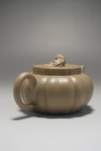 Load image into Gallery viewer, Fully Handmade Jiangpo-Qingni Jingwen Lion Head Yixing Teapot by Feng Tao 全手工冯涛降坡青泥筋纹狮球 150ml