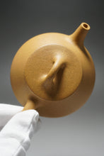 Load image into Gallery viewer, Huangjin Duan Pinggai Shipiao Yixing Teapot 黄金段平盖石瓢 155ml