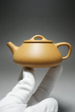 Load image into Gallery viewer, Huangjin Duan Pinggai Shipiao Yixing Teapot 黄金段平盖石瓢 155ml
