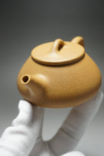 Load image into Gallery viewer, Huangjin Duan Pinggai Shipiao Yixing Teapot 黄金段平盖石瓢 155ml