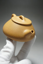 Load image into Gallery viewer, Huangjin Duan Pinggai Shipiao Yixing Teapot 黄金段平盖石瓢 155ml