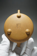 Load image into Gallery viewer, Huangjin Duan Pinggai Shipiao Yixing Teapot 黄金段平盖石瓢 155ml