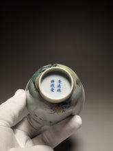 Load image into Gallery viewer, 160ml Fencai Cat Teacup by JuWei Tang 据微堂精工粉彩猫趣杯