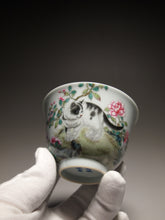 Load image into Gallery viewer, 160ml Fencai Cat Teacup by JuWei Tang 据微堂精工粉彩猫趣杯
