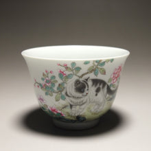 Load image into Gallery viewer, 160ml Fencai Cat Teacup by JuWei Tang 据微堂精工粉彩猫趣杯