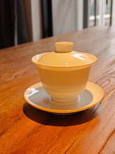 Load image into Gallery viewer, 160ml Big Flower Tianbai Jingdezhen Porcelain Gaiwan with Brown Rim